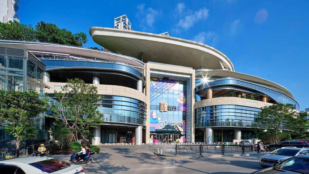 国贸云上周边商业配套齐全,步行即达大型综合商场云门new park,与该