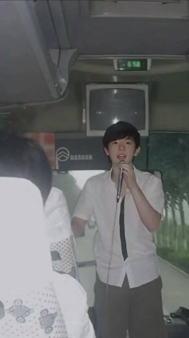 本以为是年少轻狂,没想到是精准预言.大学毕业的第一年,邓伦出演