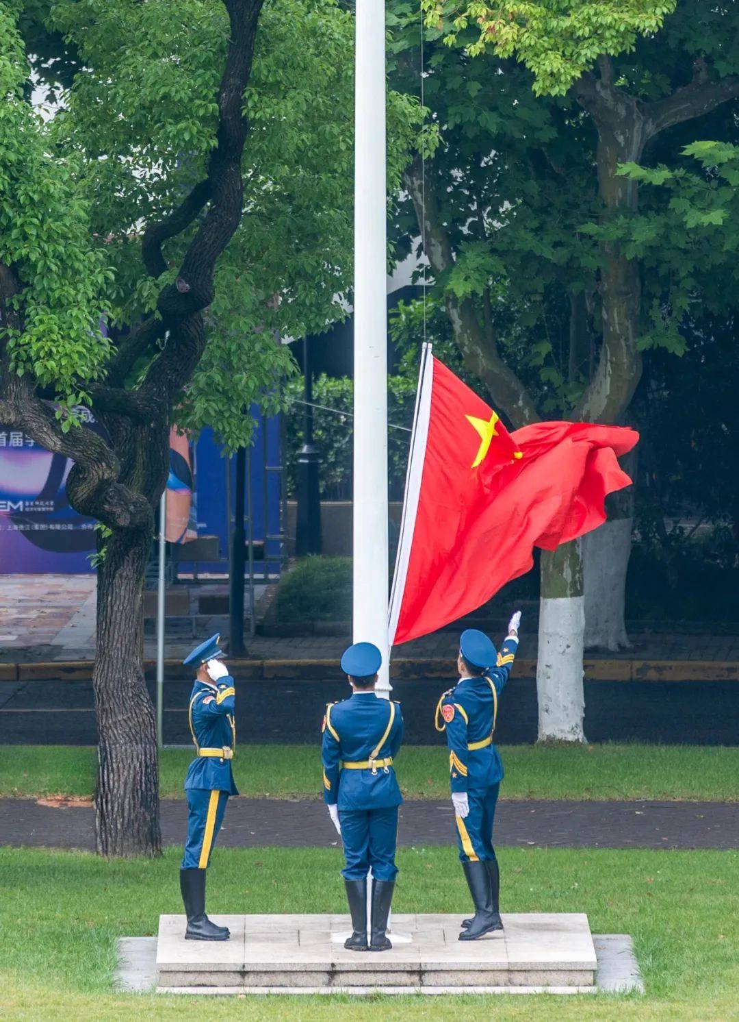 升旗护旗手站位图片