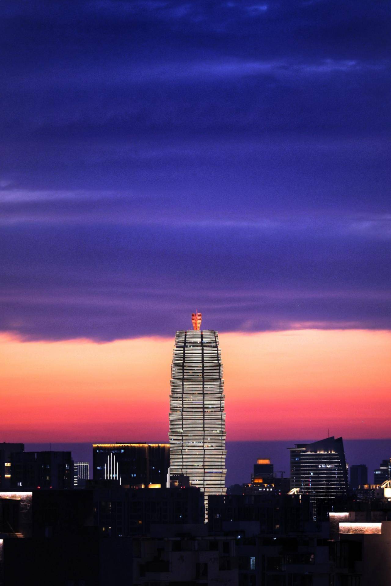 (洪波 摄)7月31日,漫天朝霞将周口中心港的天际染成了斑斓的色彩,美不