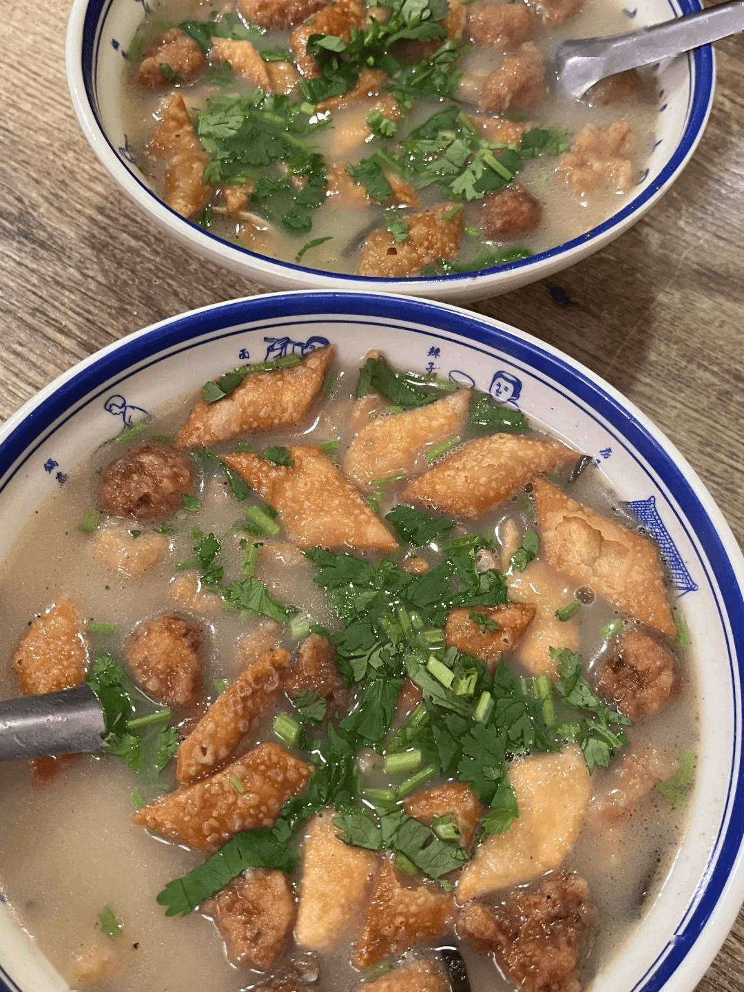 荤者多肉在素蔬原料的基础上再加上酥肉烧肉夹馅肉丸醇香而不腻