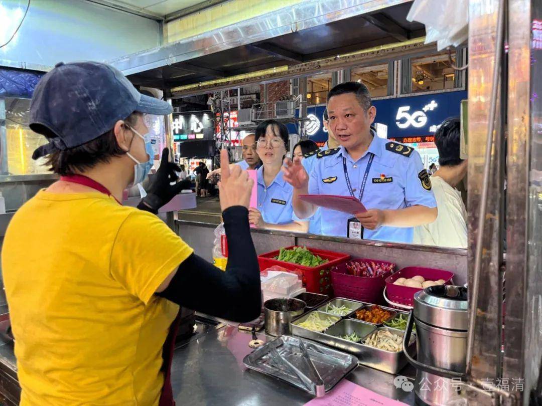 向各摊位经营者此外,执法人员还通过采样完成后,食品快检车上岗执勤