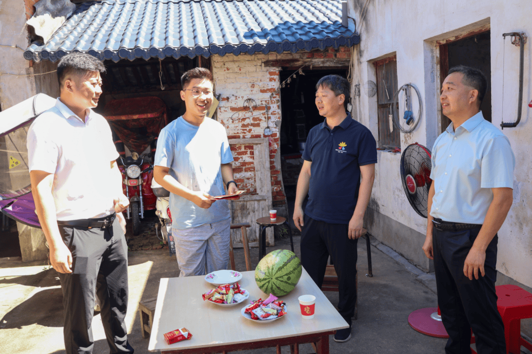 活动现场,赵小军同志与涂建竹先生将奖学金递到学子手中,并鼓励他们