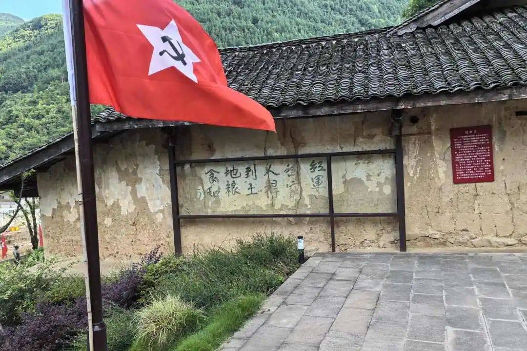 在重庆市巫溪县通城镇红三军司令部旧址外墙上,有一条标语"红军为穷人