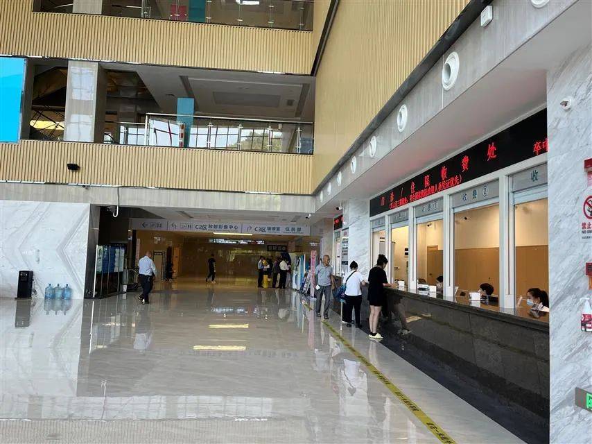 来到县人民医院的服务大厅,来来往往的病患,家属和医护人员,在收费处