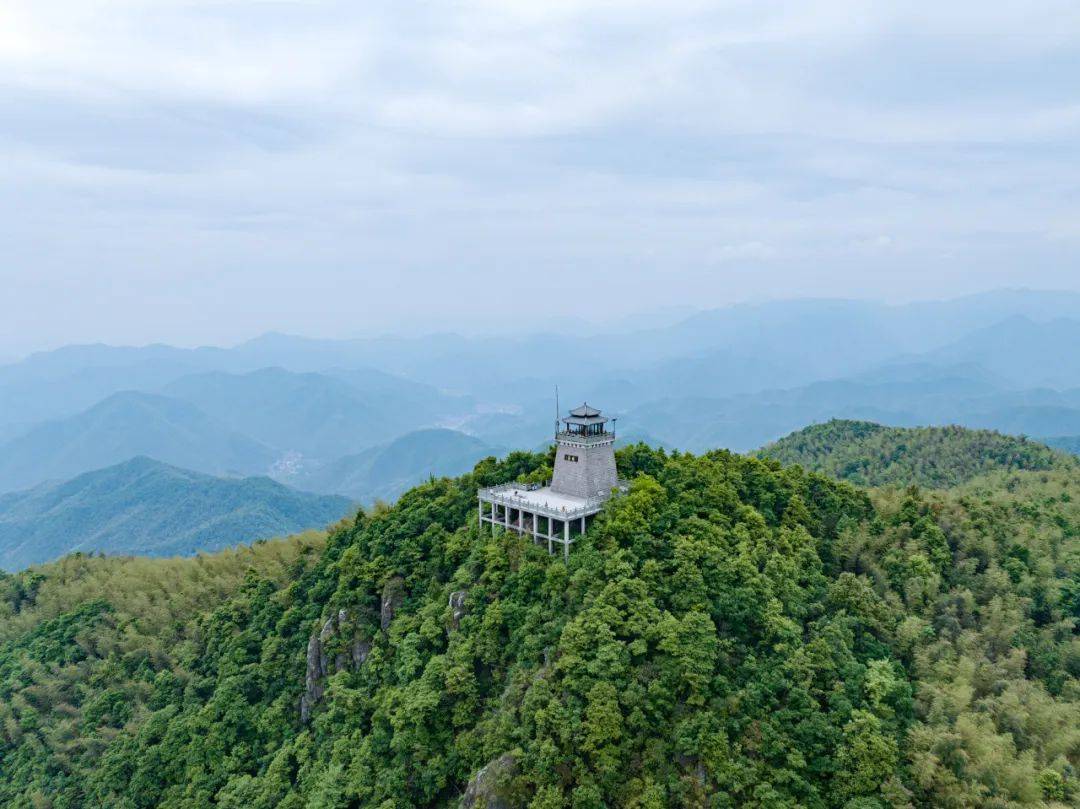 南接萧山最南端的楼塔萧南,岩上,岩山三村,北至戴村云石,串联起百药山