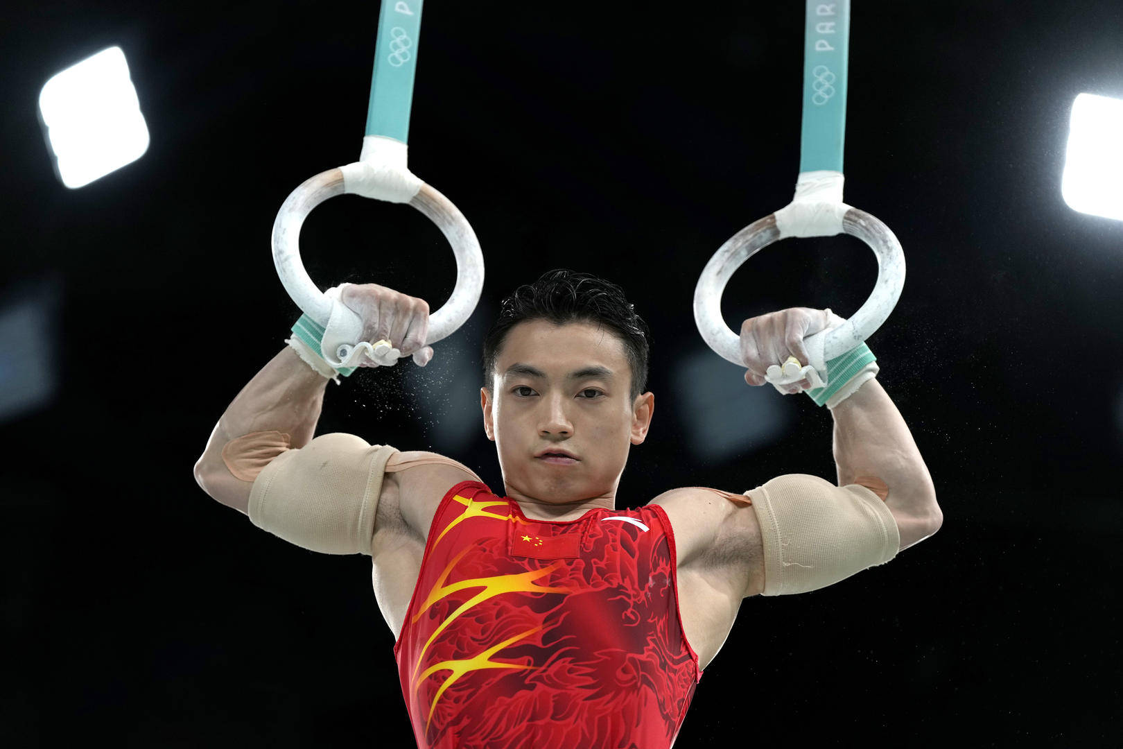 包揽金银牌!"吊环王"刘洋摘得中国体操队巴黎奥运会首金,邹敬园获银牌