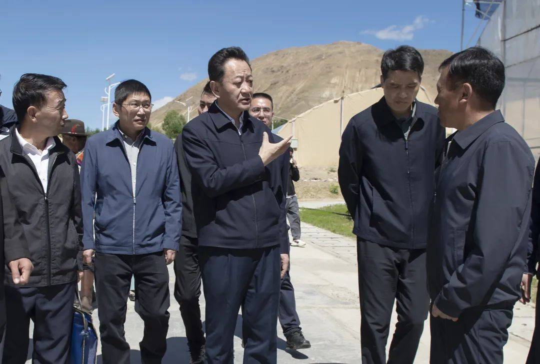 达娃次仁在白朗县调研