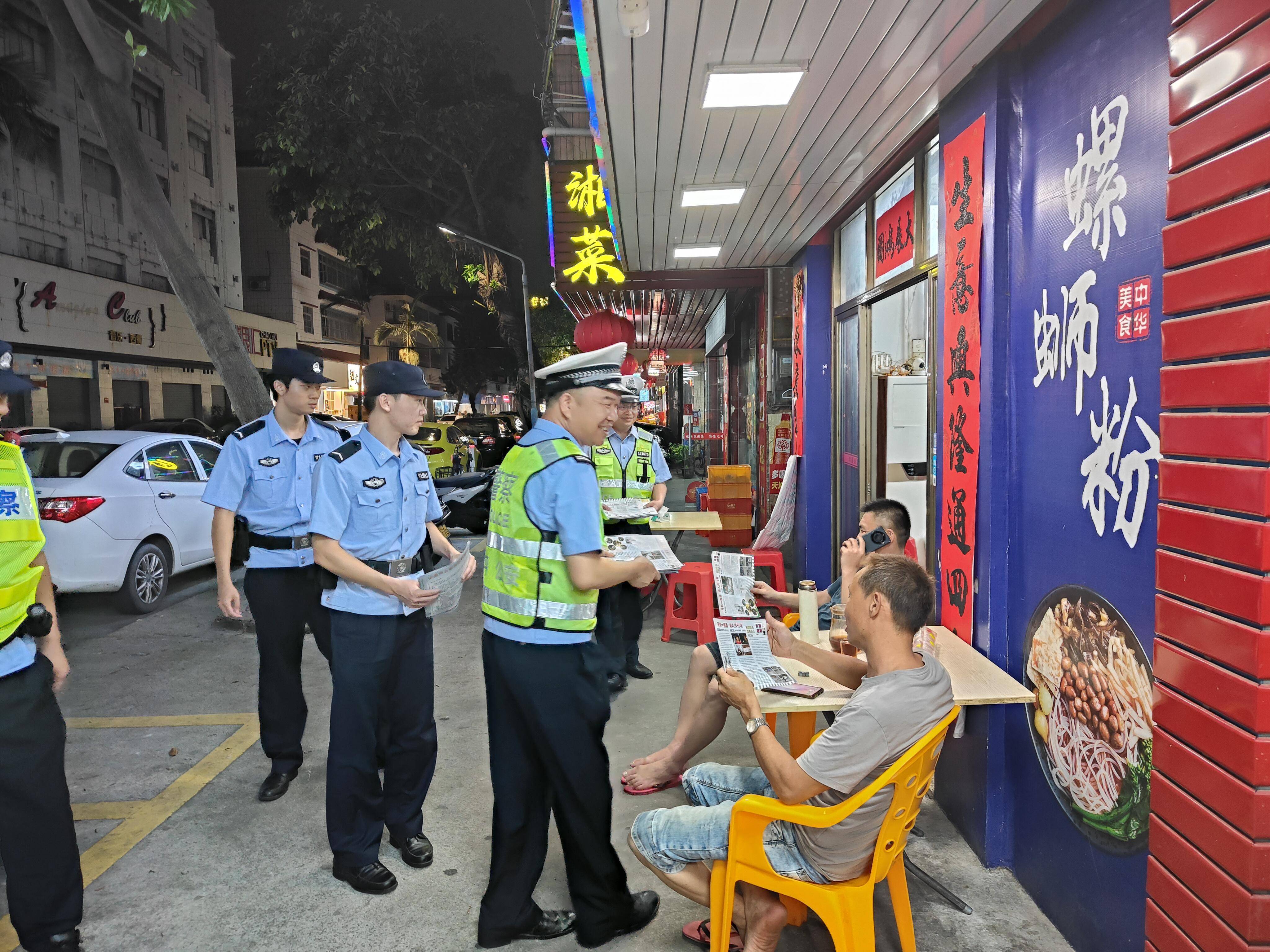 交警大队宣传股联合长沙派出所走进城区餐饮食肆开展"珍爱生命,拒绝酒