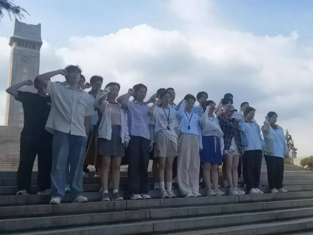 上午,同学们参观拜谒伟大的民主革命先行者孙中山先生的陵墓——中山