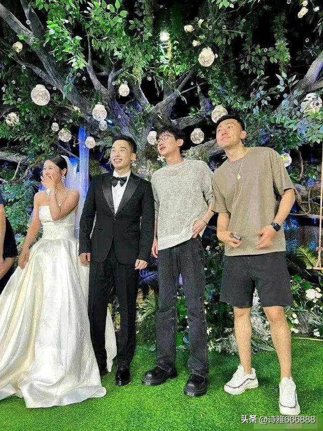 白敬亭带宋轶参加发小婚礼,一袭黑色穿搭,休闲惬意!