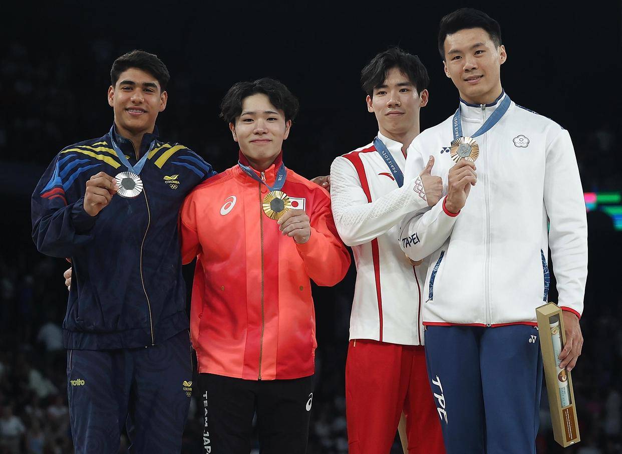 中国台北选手唐嘉鸿在颁奖仪式上