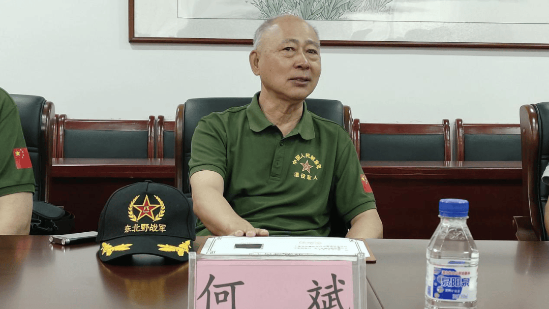 何世举之子何斌讲述了他此次捐赠的1985式军服裤子和老照片的故事,并