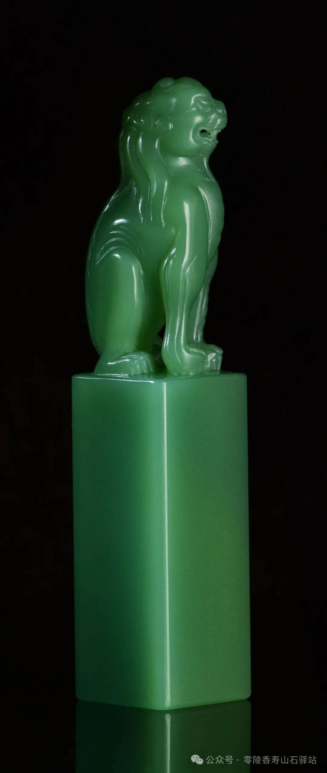 这枚由黄建乐创作的印章材质为雅安兰绿石,其色泽独特,宛如深邃的森林