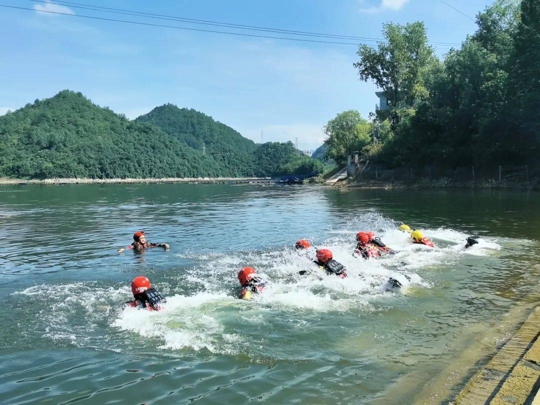 组织开展水域救援实战演练经开消防在阿哈湖水库近日提高水域救援力量