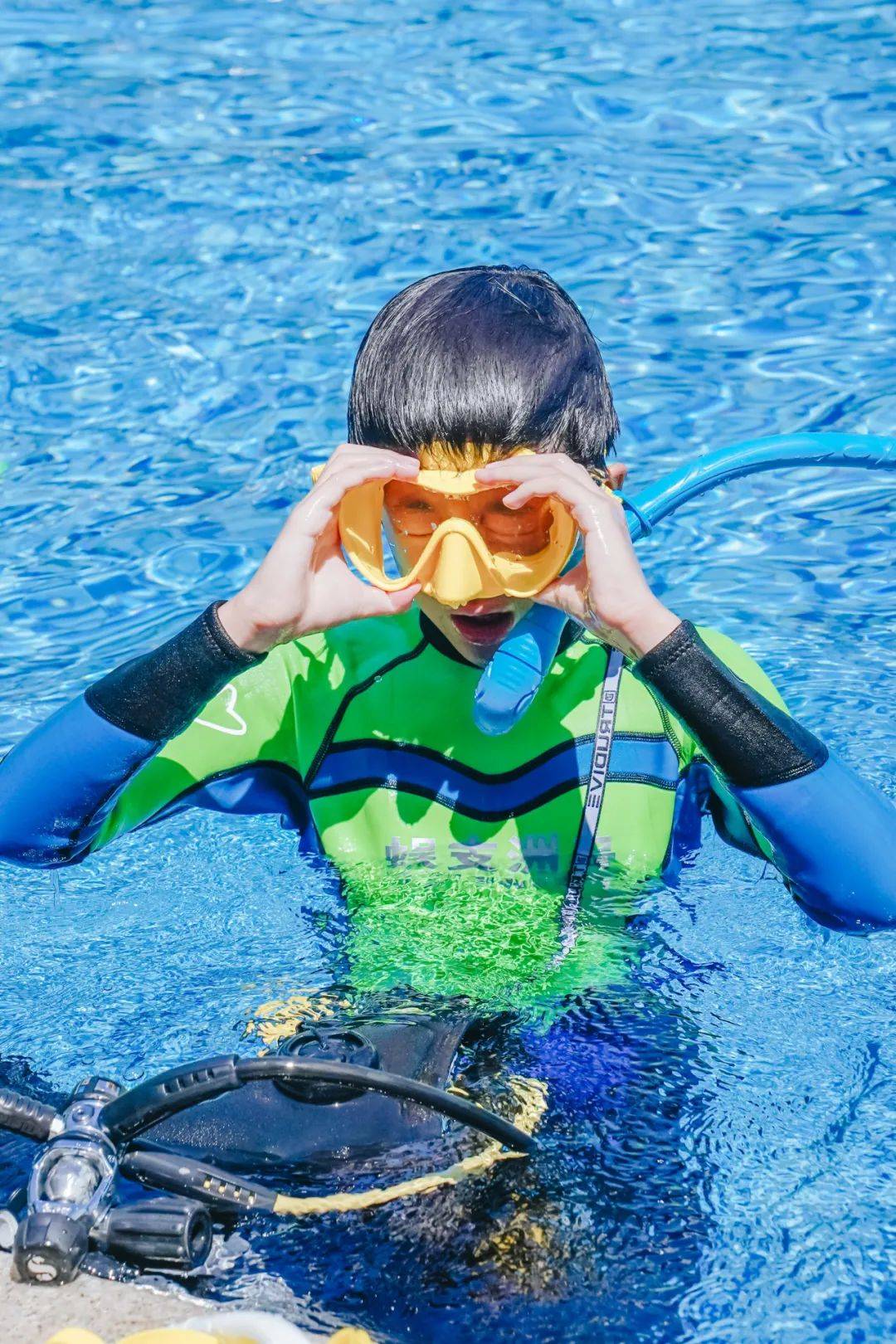 15名12岁至16岁的青少年在这里组成"奇遇海洋少年营",在"海岛博士"和"