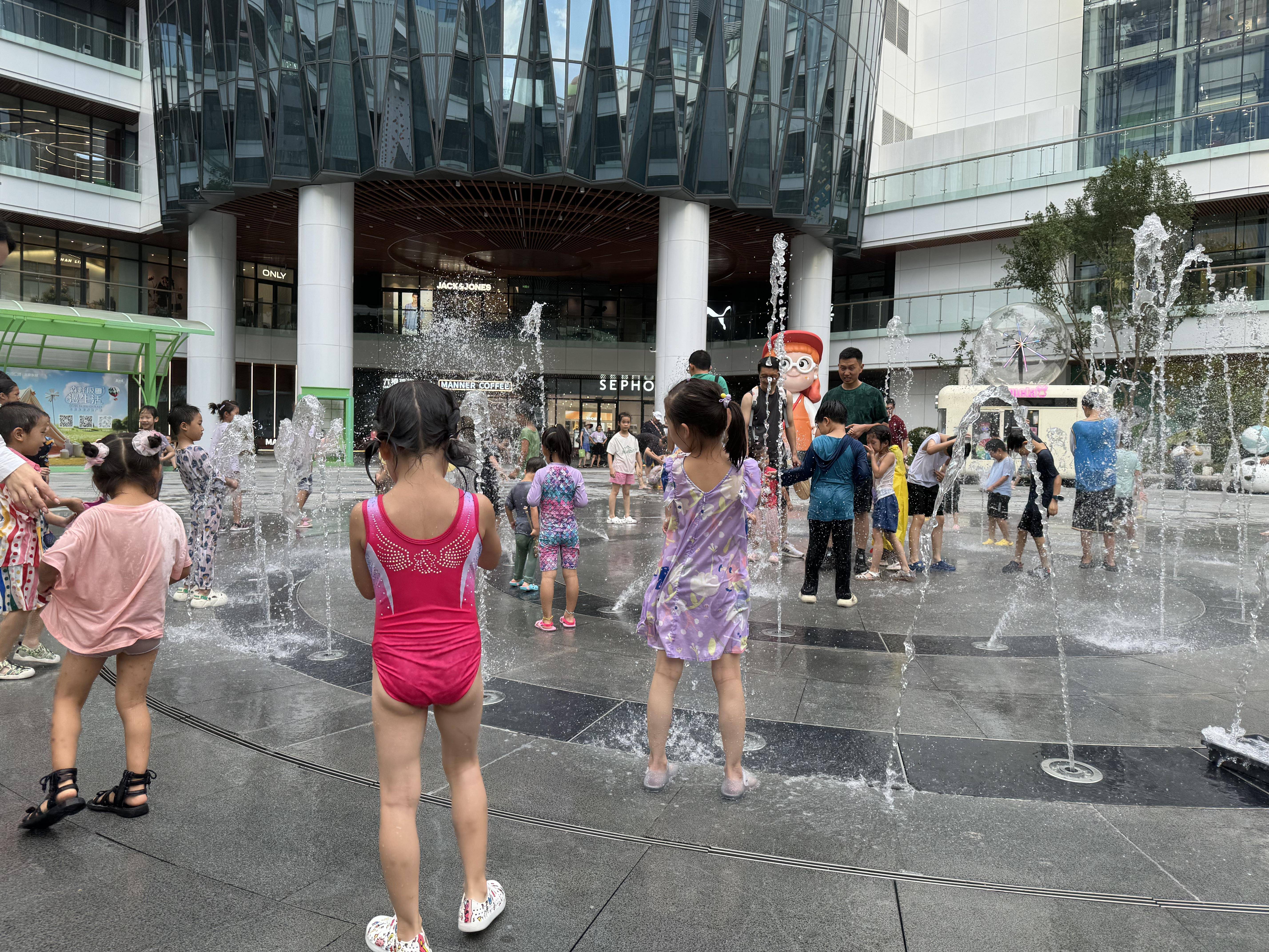 家长注意!孩子玩耍,别把喷泉水池当"戏水池"