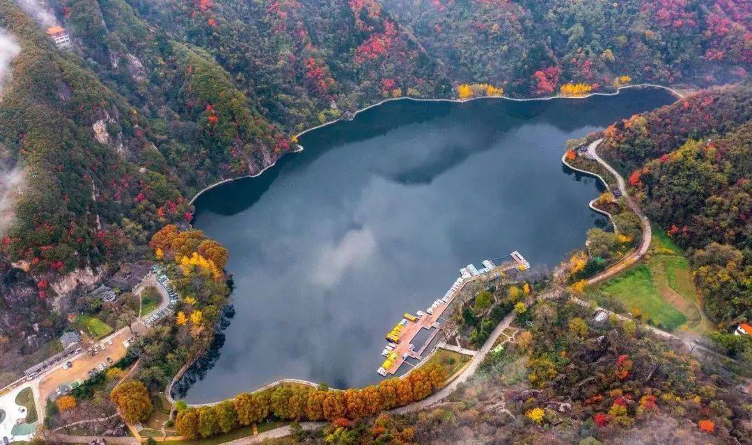 天池到翠华峰是每年的10月中旬至11月翠华山观赏红叶的最佳时间图源