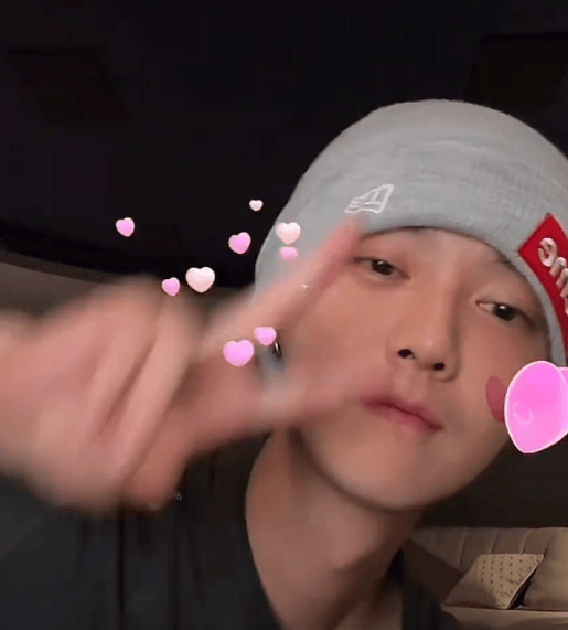 鹿晗直播新歌首唱:弹幕狂欢,粉丝:这是我今天的最佳闹钟!