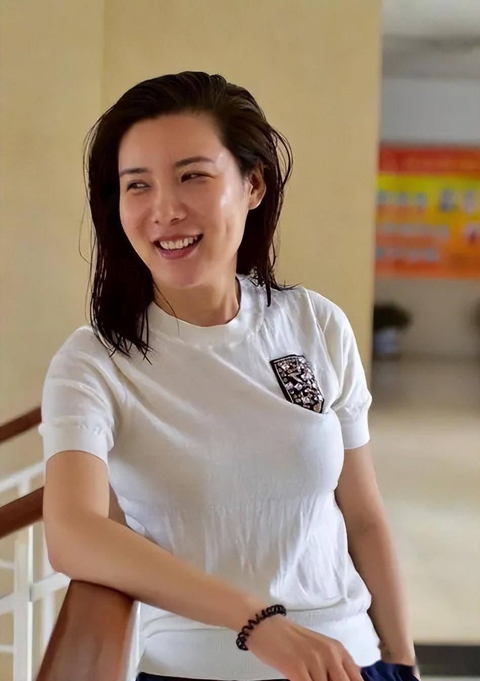 奥运冠军变"性感女神",与小4岁师弟相恋16年,如今颜值飙升