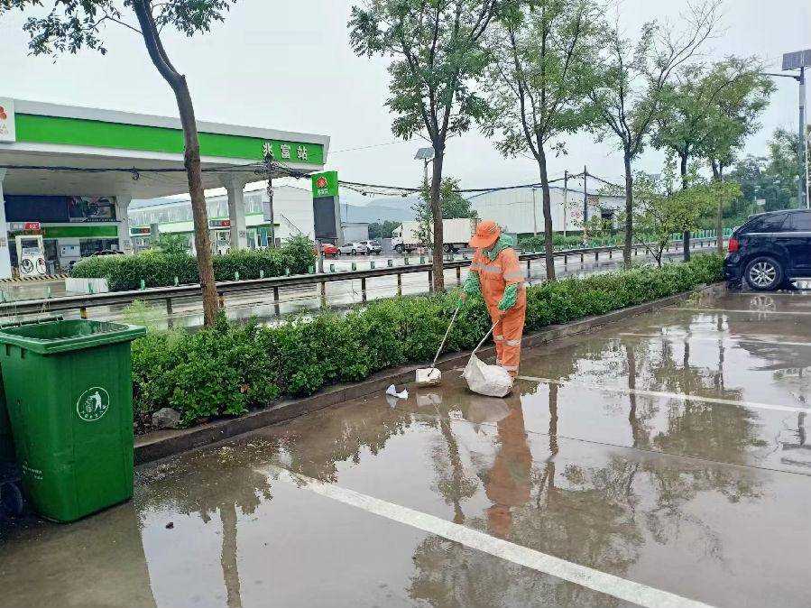 积极应对强降雨 环卫保洁不停歇(图2)