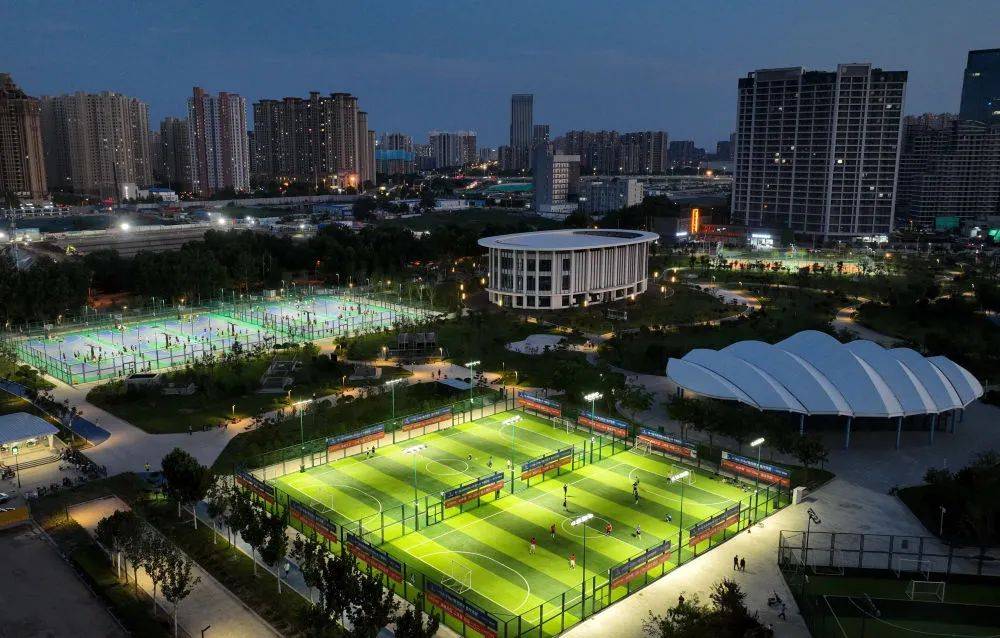 8月5日,市民在石家庄中央绿色体育公园内踢足球(无人机照片).