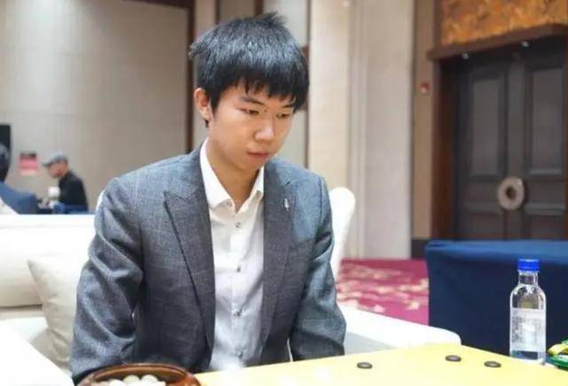 8日围棋赛事 柯洁晋级半决赛 一力辽打入4强 辜梓豪胜卞相壹