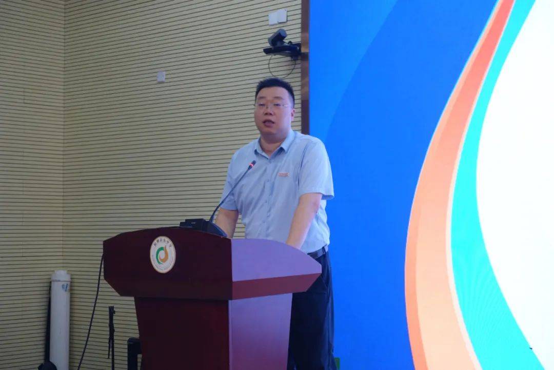 福州屏东中学郑其瑞校长首先对全体同学进行了题为《屏东,未来有你》