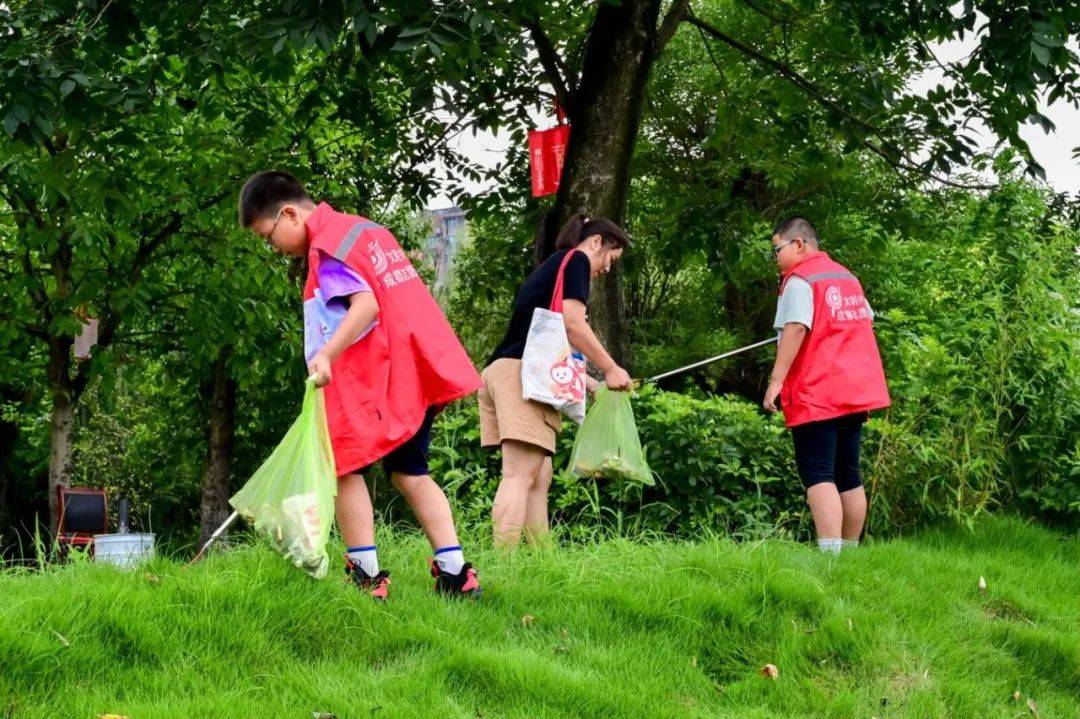 拾光小组开展"环保低碳护清河,绿色家园拾光行"公益活动