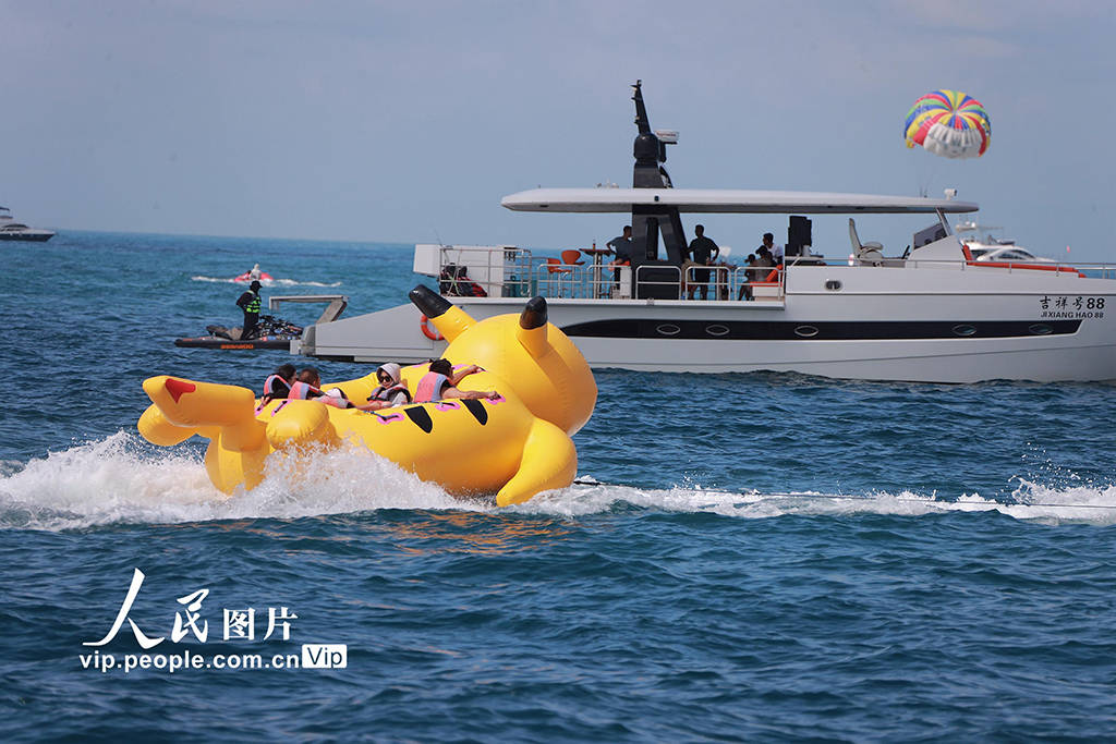海南三亚湾:海上观光游"升温"
