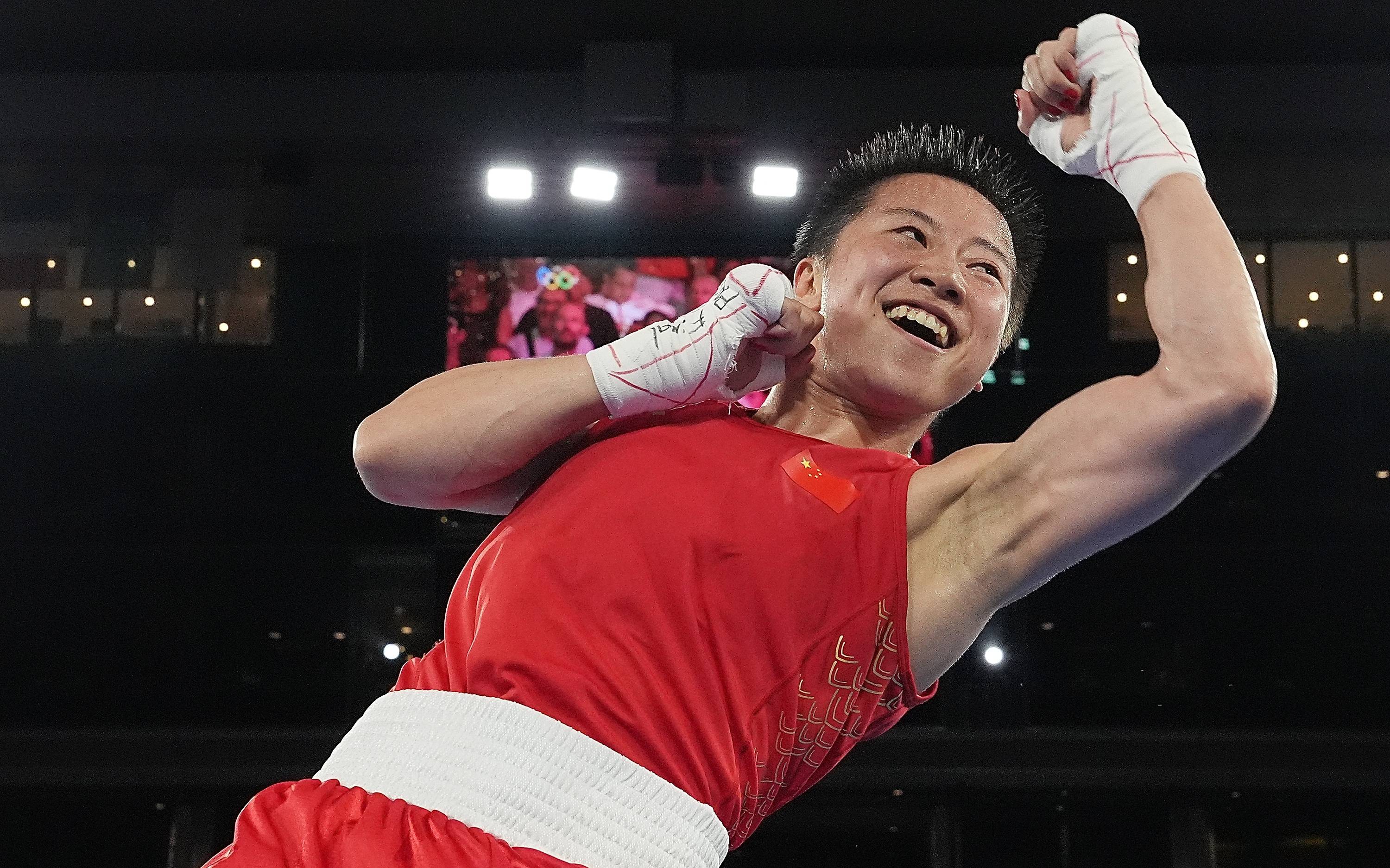 中国选手吴愉战胜土耳其选手卡基罗格鲁,为中国拳击队摘得本届奥运会