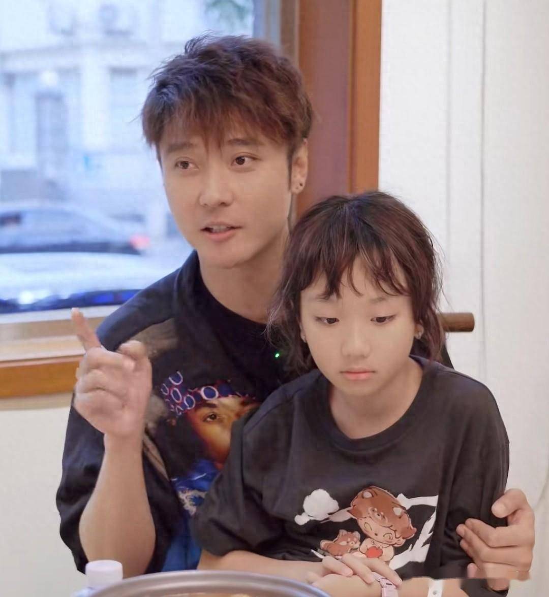 张丹峰女儿曝近照,10岁张晞彤挑染红发做美甲,颜值赶超洪欣