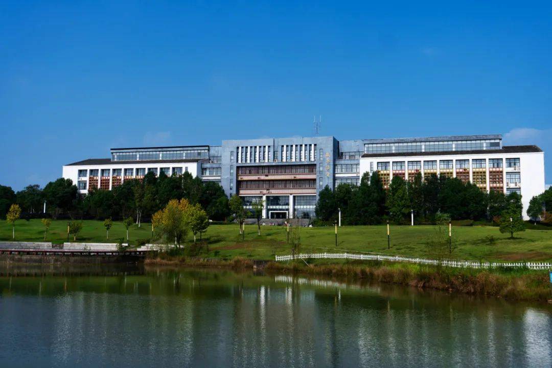 的冰淇淋盛宴多彩建筑与甜蜜味觉相交融充满多巴胺的色彩细腻的笔触