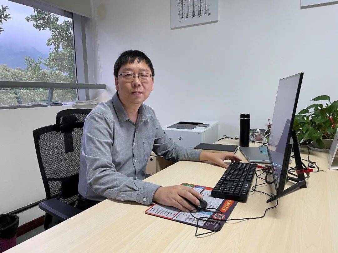 余阳罗玺,成都东软学院信息与商务管理学院党委书记,曾任学校信息管理