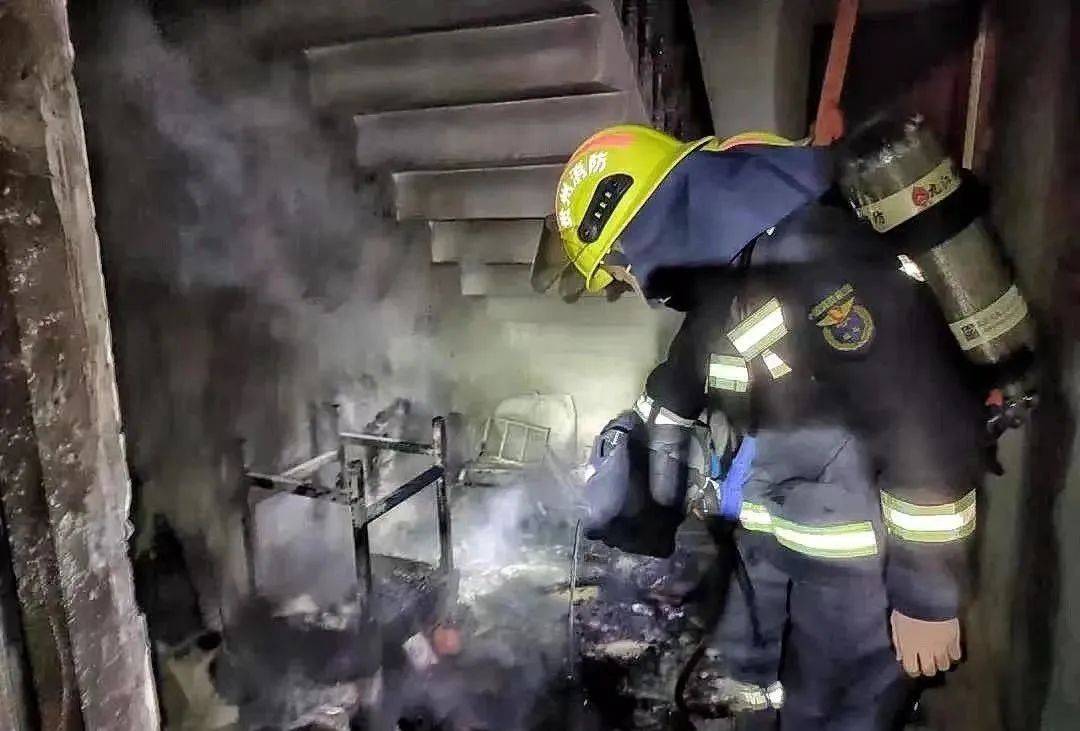 楼梯间堆放杂物,引发火灾事故楼道杂物起火,老人被烧成火人在小区楼道