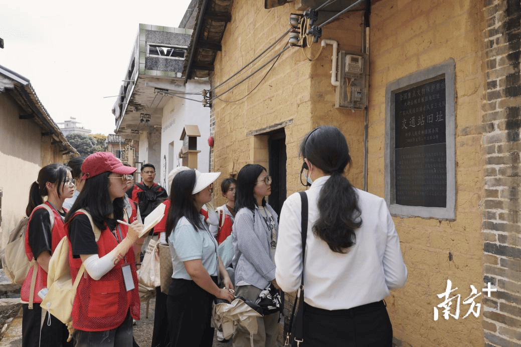 大学马克思主义学院"新知青"突击队深入大岭山镇大片美村,百花洞村