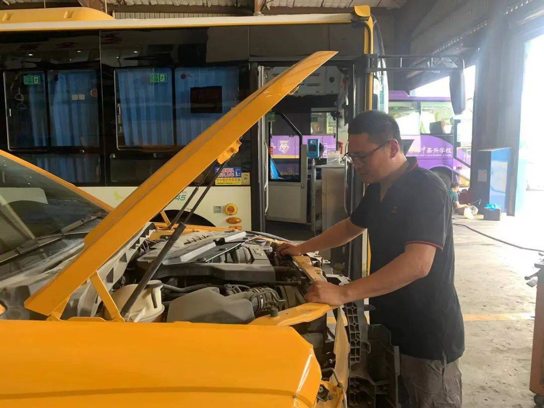 勤勤恳恳工作,主动学习车辆维修新知识,新技术,取得了汽车维修高级