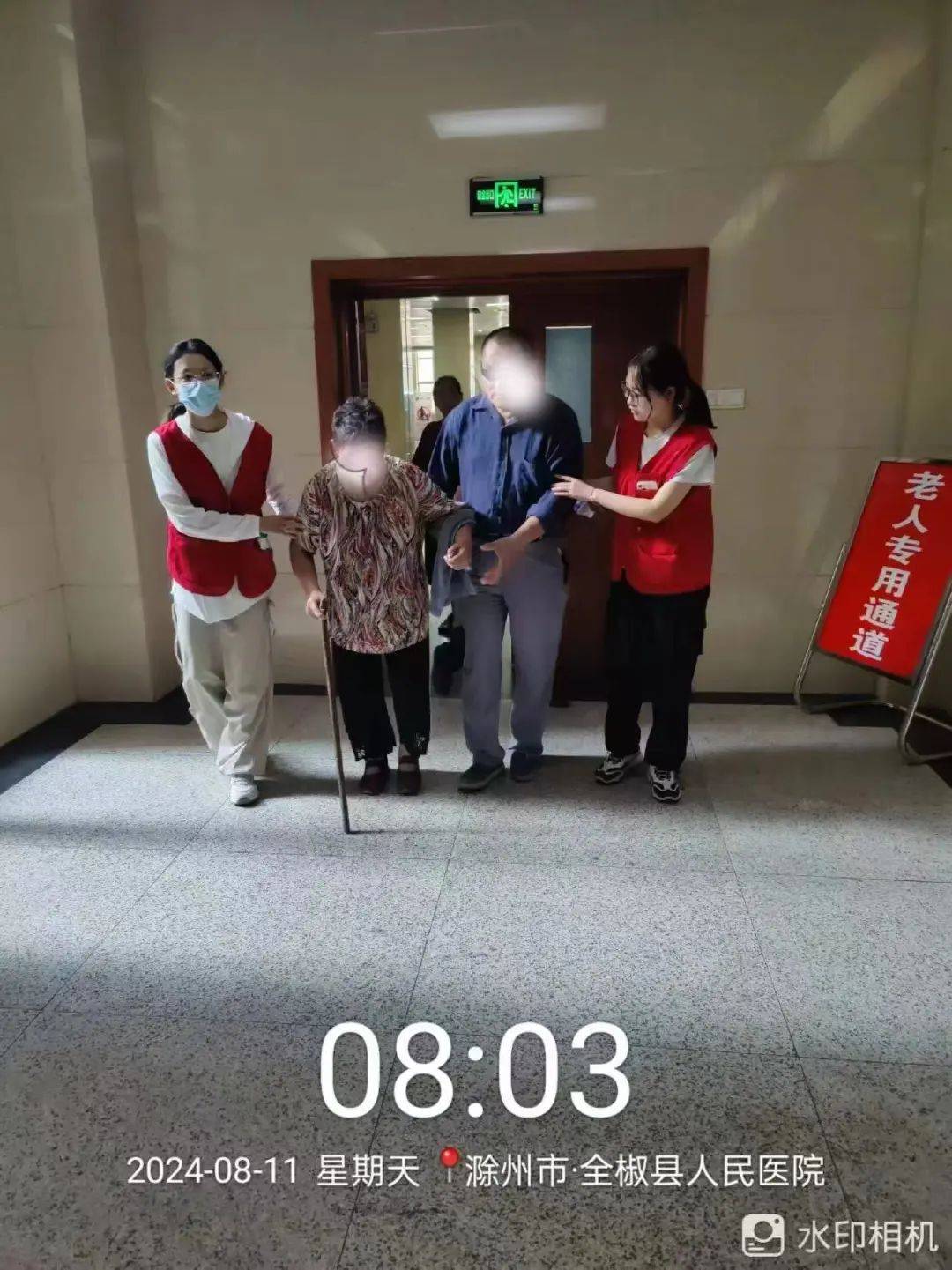 这些大学生志愿者们在医院的门诊大厅各个区域积极地为就诊病人提供