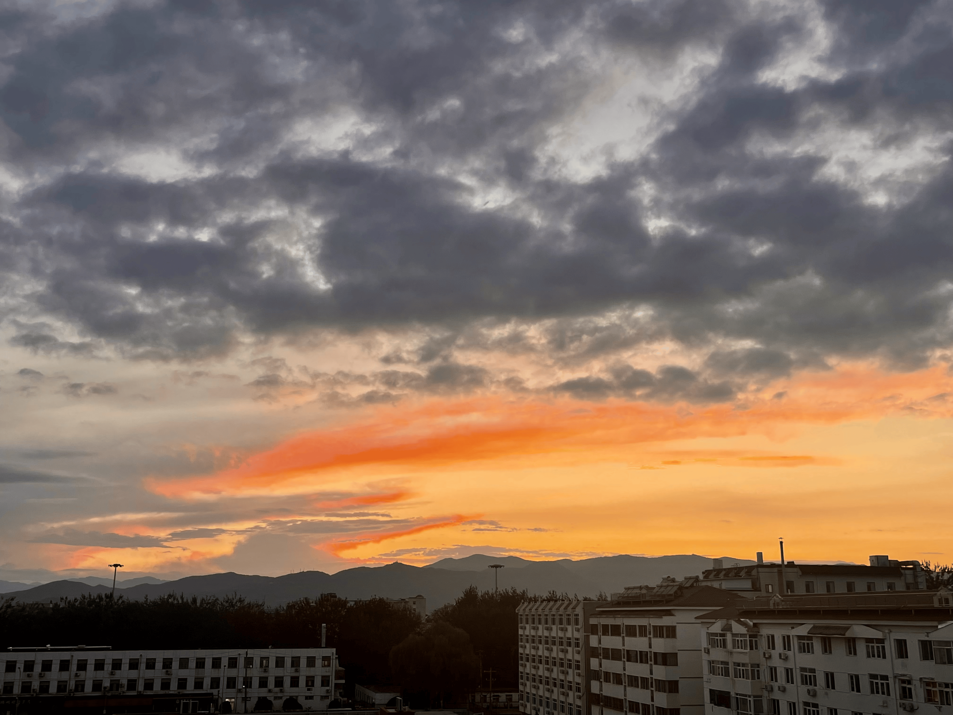 晴日彩虹 浪漫日落 醉人晚霞,今天北京天空"戏"很多