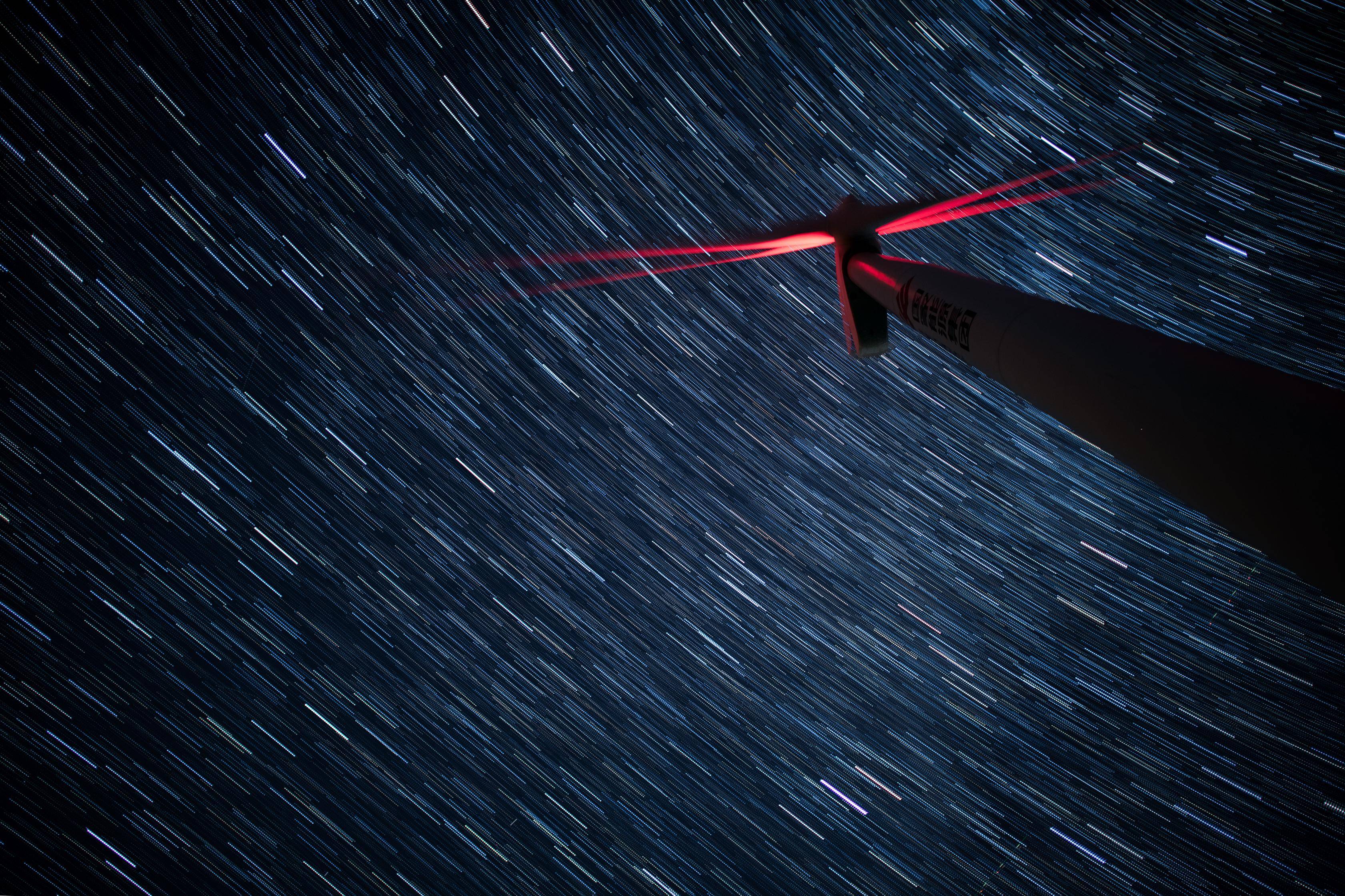 英仙座流星雨"绽放"夜空