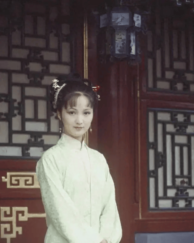 87版红楼梦:沈琳的平儿戏里无缘琏二爷,生活中和贾芸在一起了_吴晓东