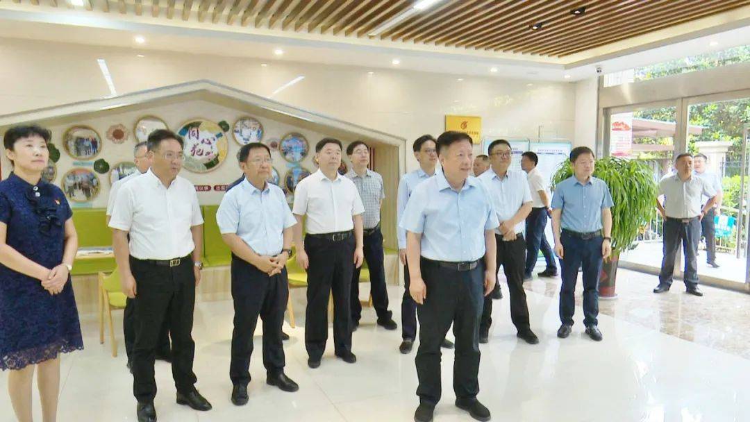 扬州市副市长汤卫华,宝应县委书记张小辉等陪同调研.