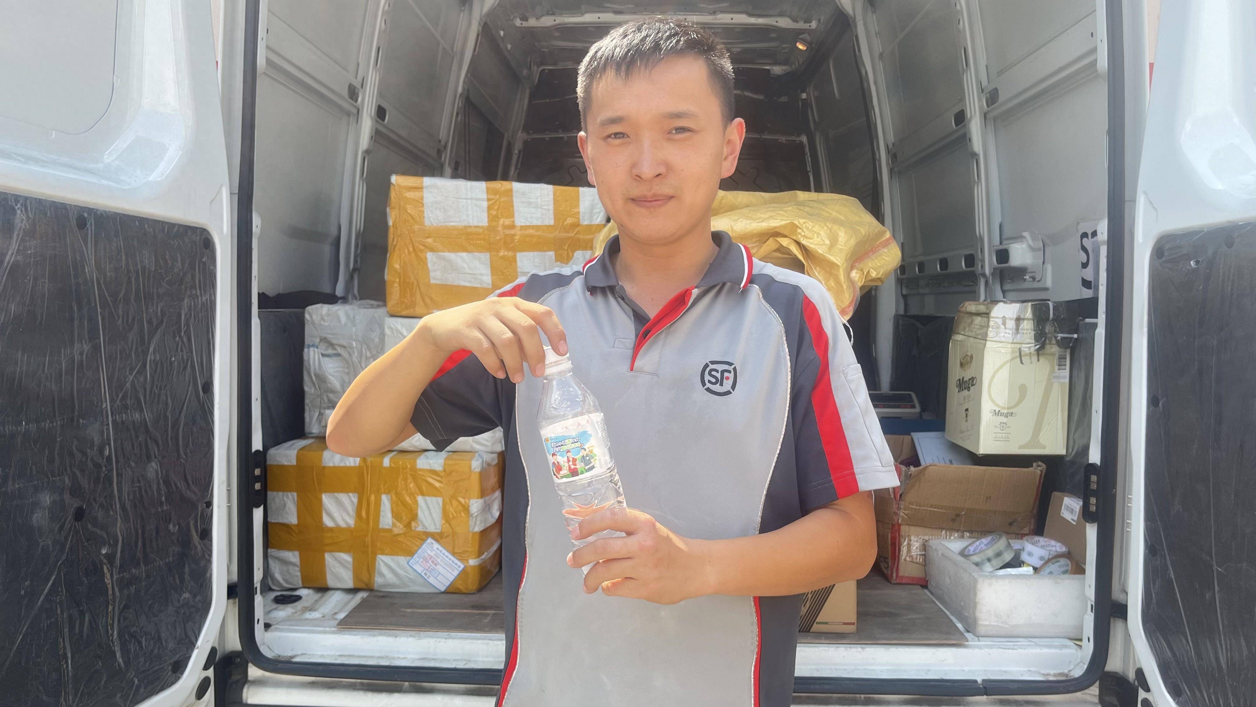 下午14时,室外温度高达37℃,顺丰双流星月花园营业站,快递员已经派送
