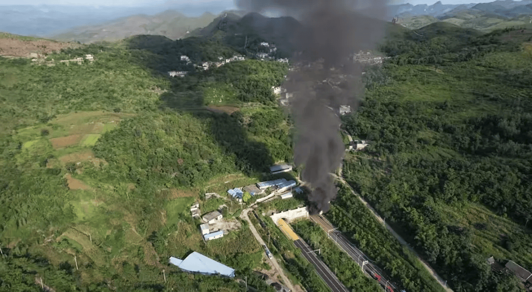 昆明往安顺方向高速隧道内突发事故,2名驾乘人员死亡_黔西南州_应急