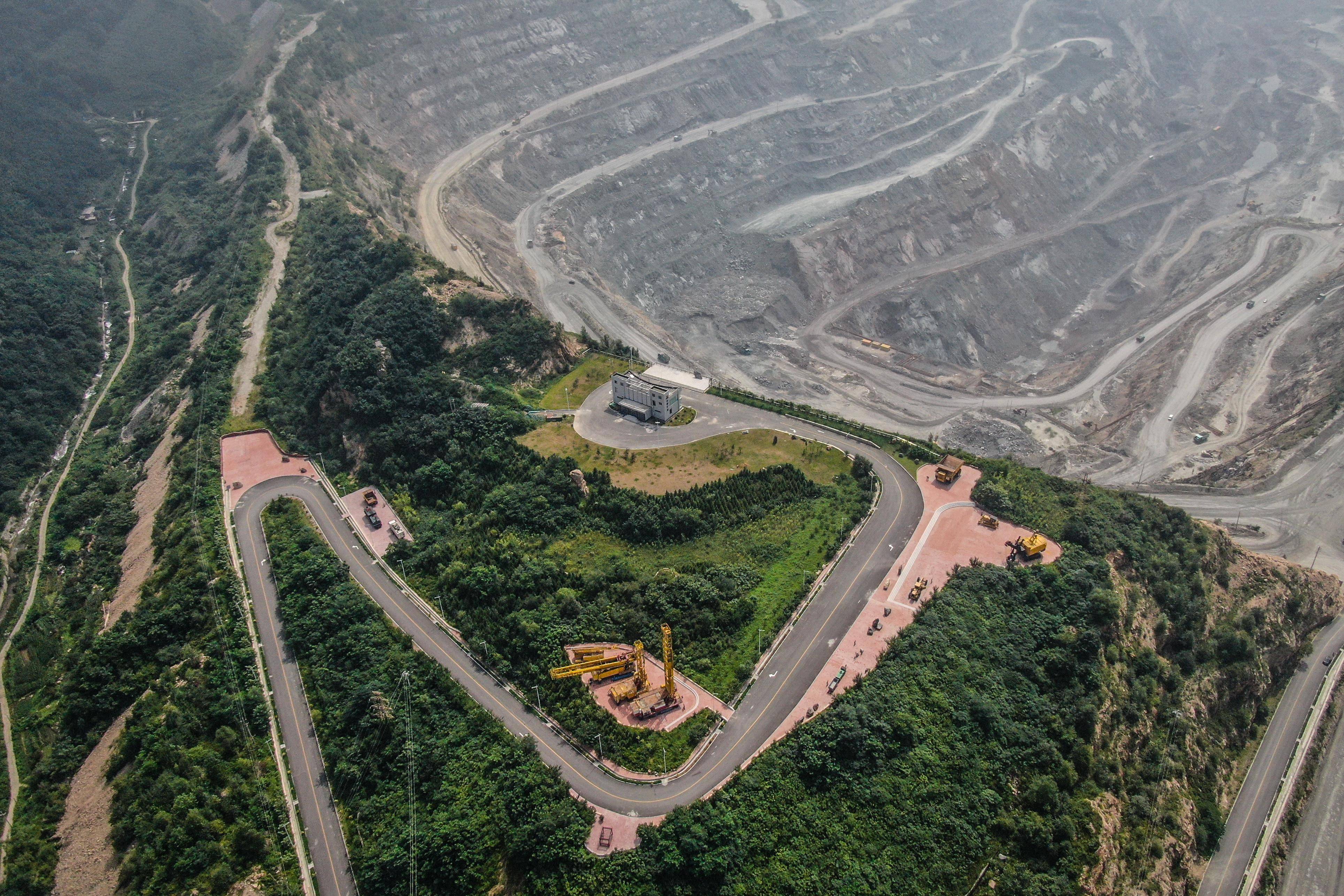 四川红砂岩矿山图片