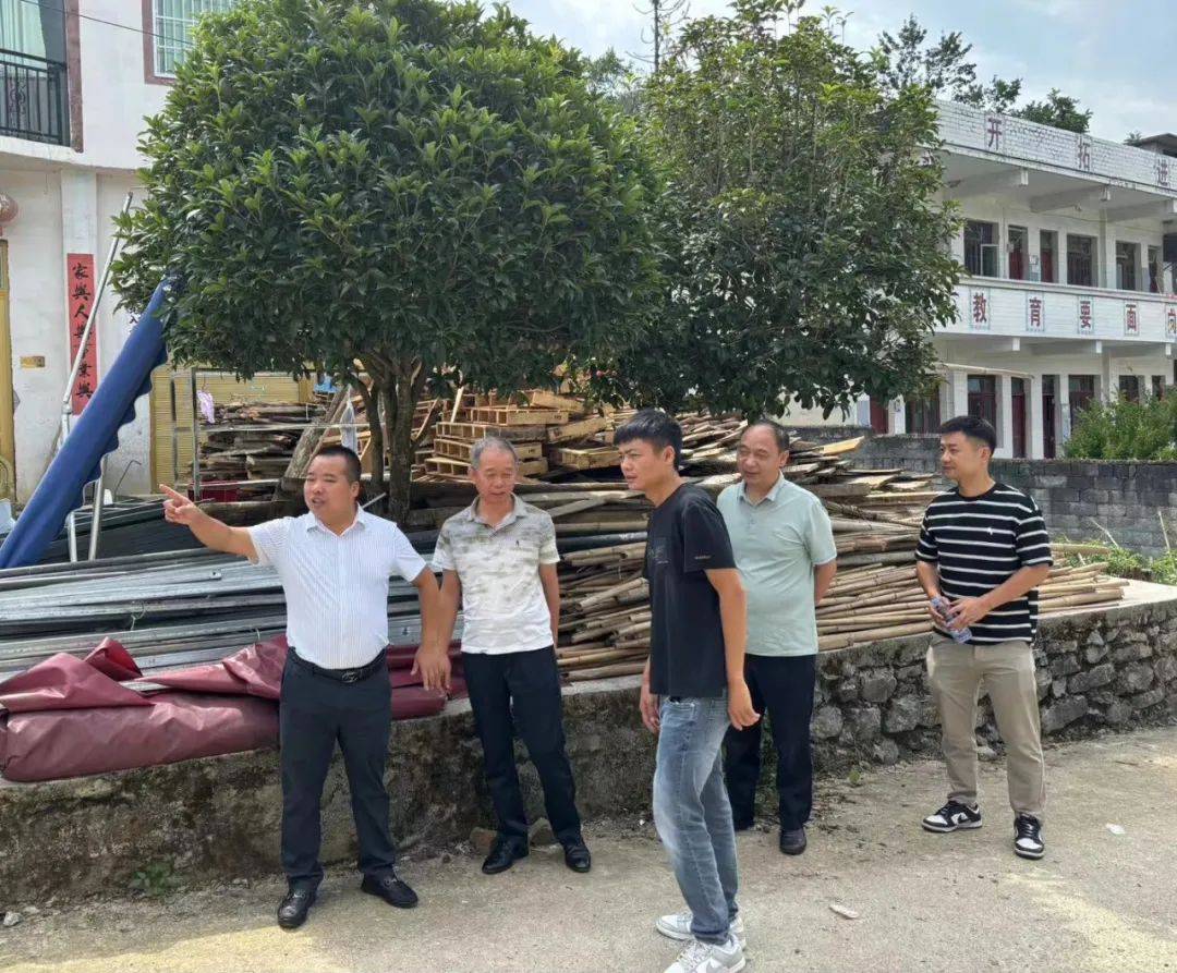 副监狱长,公司总经理沈承献率队前往遵义市凤冈县土溪镇大屋村,调研