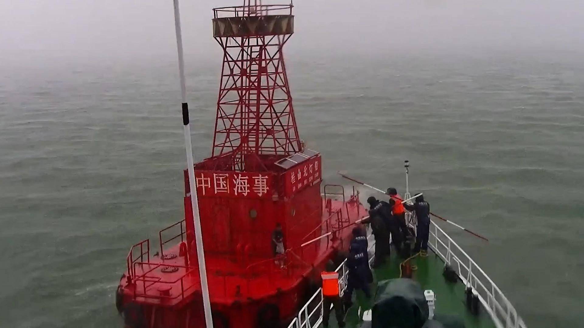 据了解,东莞海警局日前接到海上紧急求救电话,一名男子称因船只失去