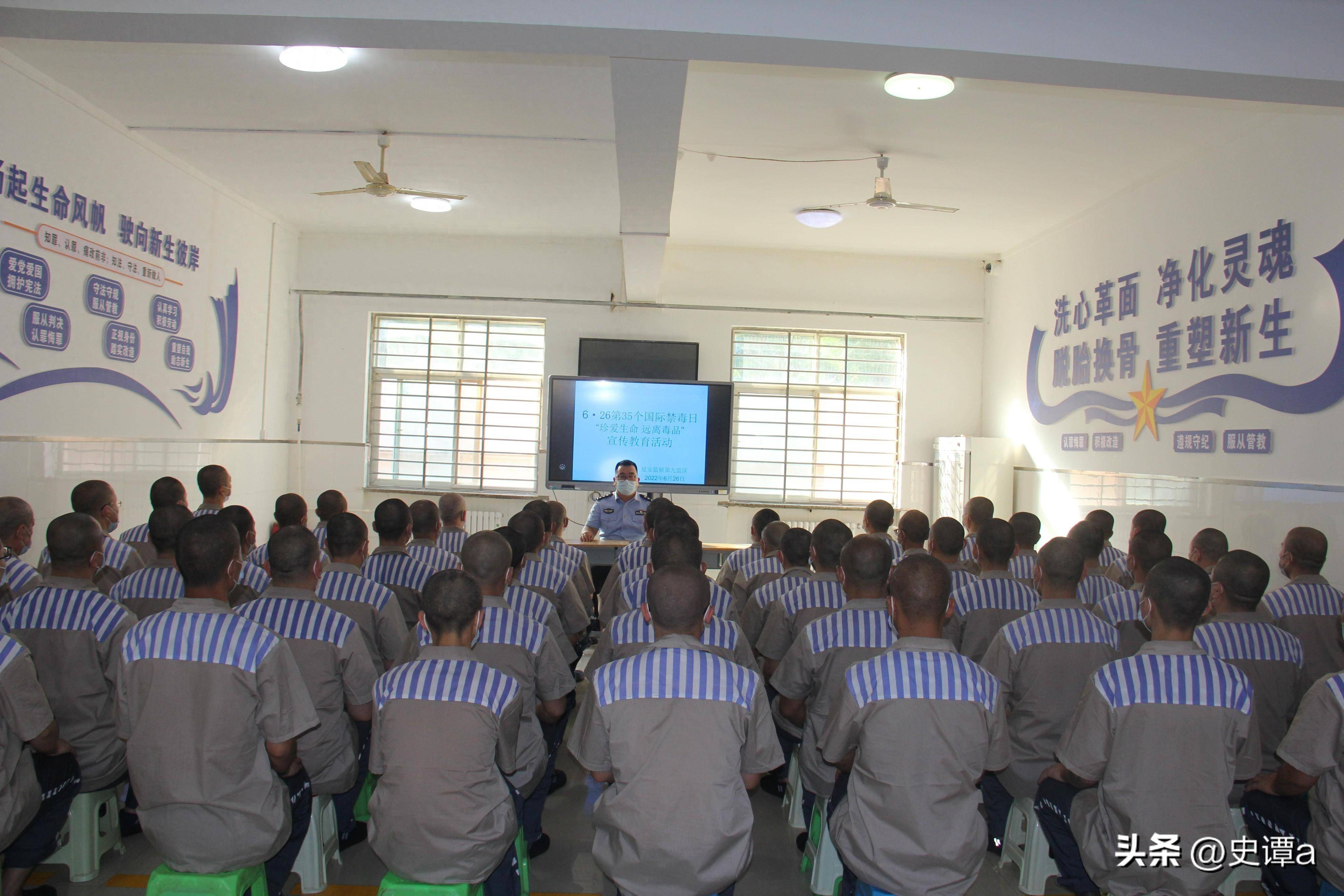 10岁男孩离家出走,20年后家人在狱中与他相认,狱警为他潸然泪下