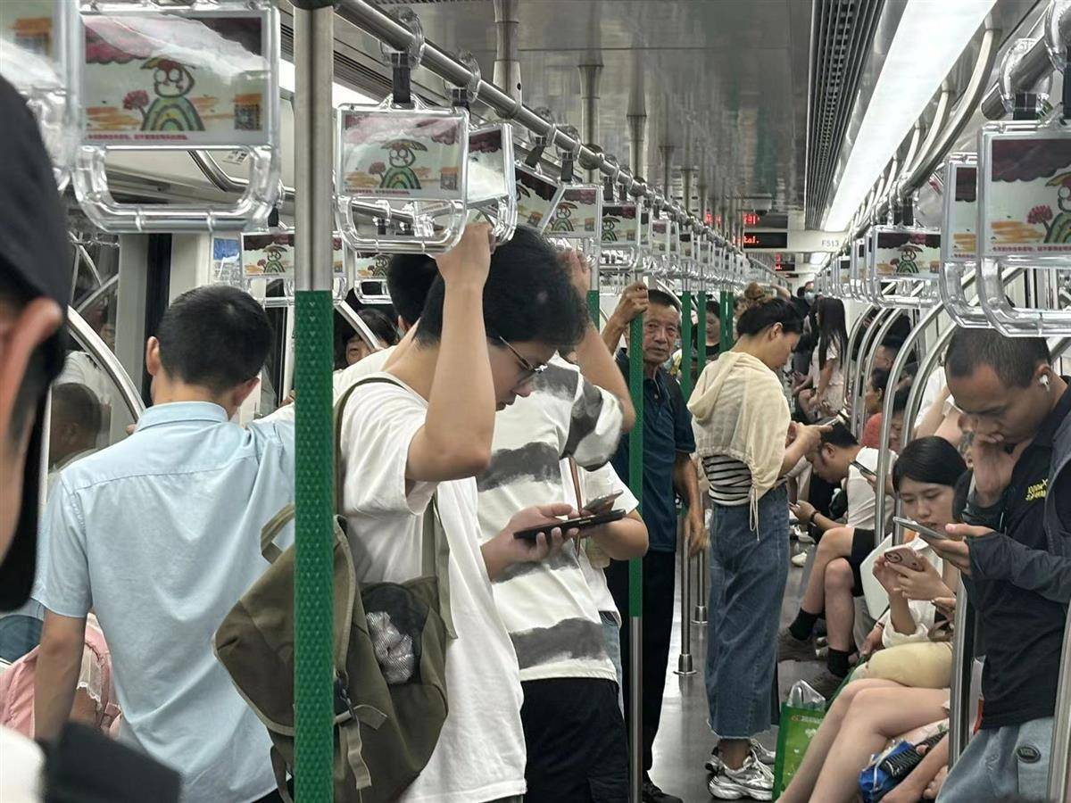 武汉地铁首次试点安装扶手吊环,乘客有赞有弹,你怎么看?