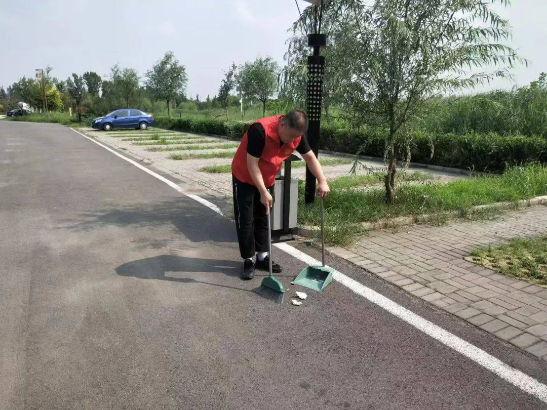 【志愿服务】垃圾管理处开展公园环境卫生清扫志愿服务活动